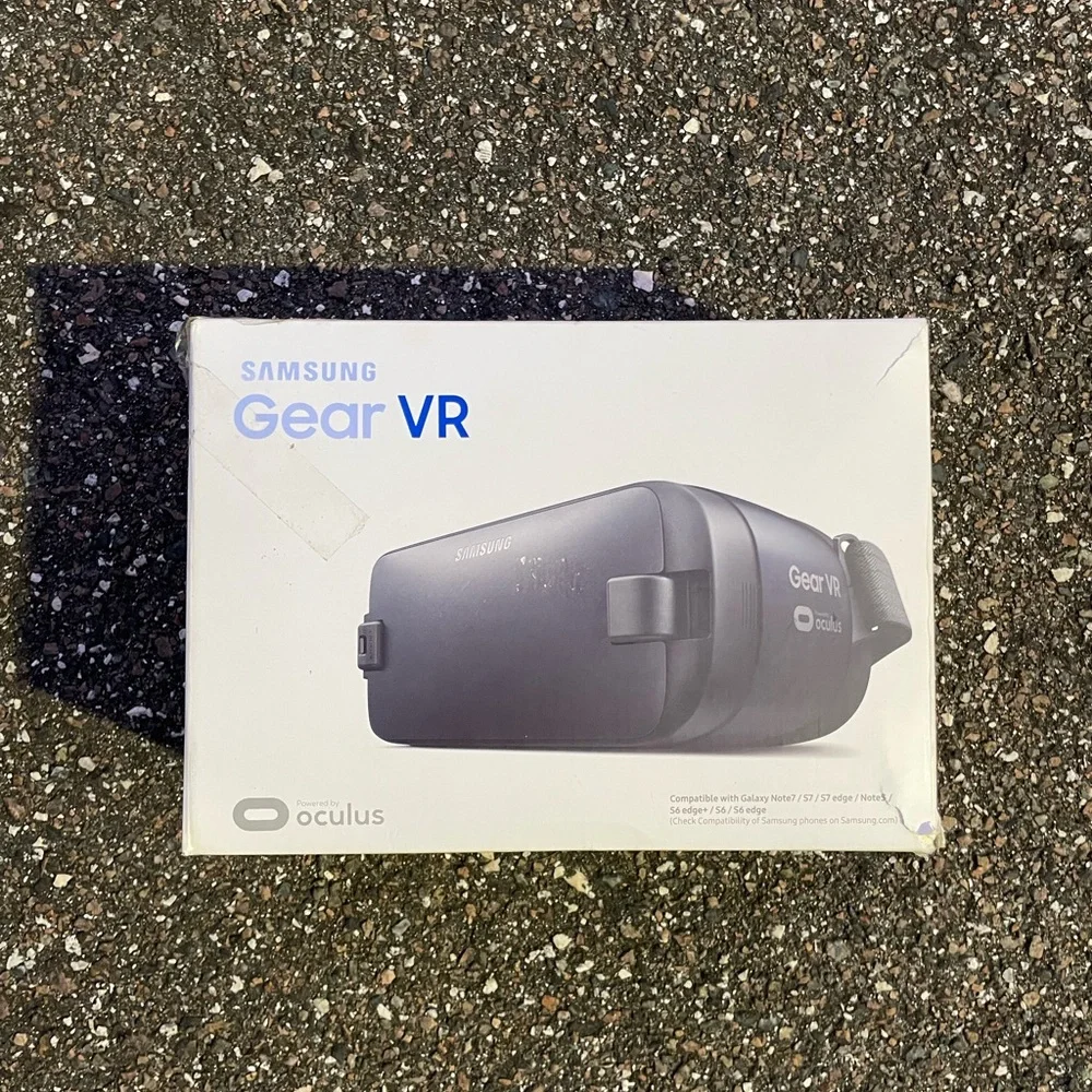 Samsung Gear VR Oculus Headset SM-R323 w/ Box Adapter Included